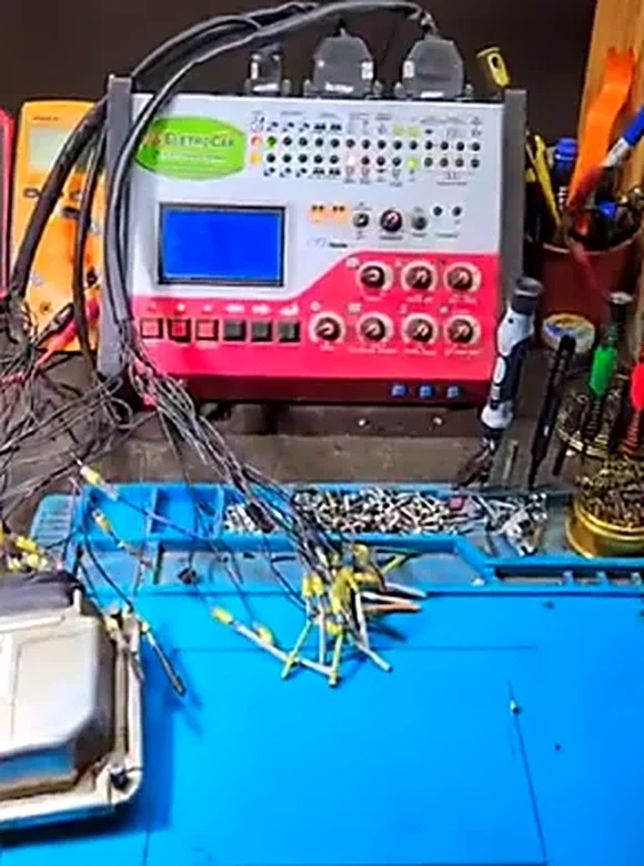 Equipamento de teste de módulos na bancada da Eletrocar